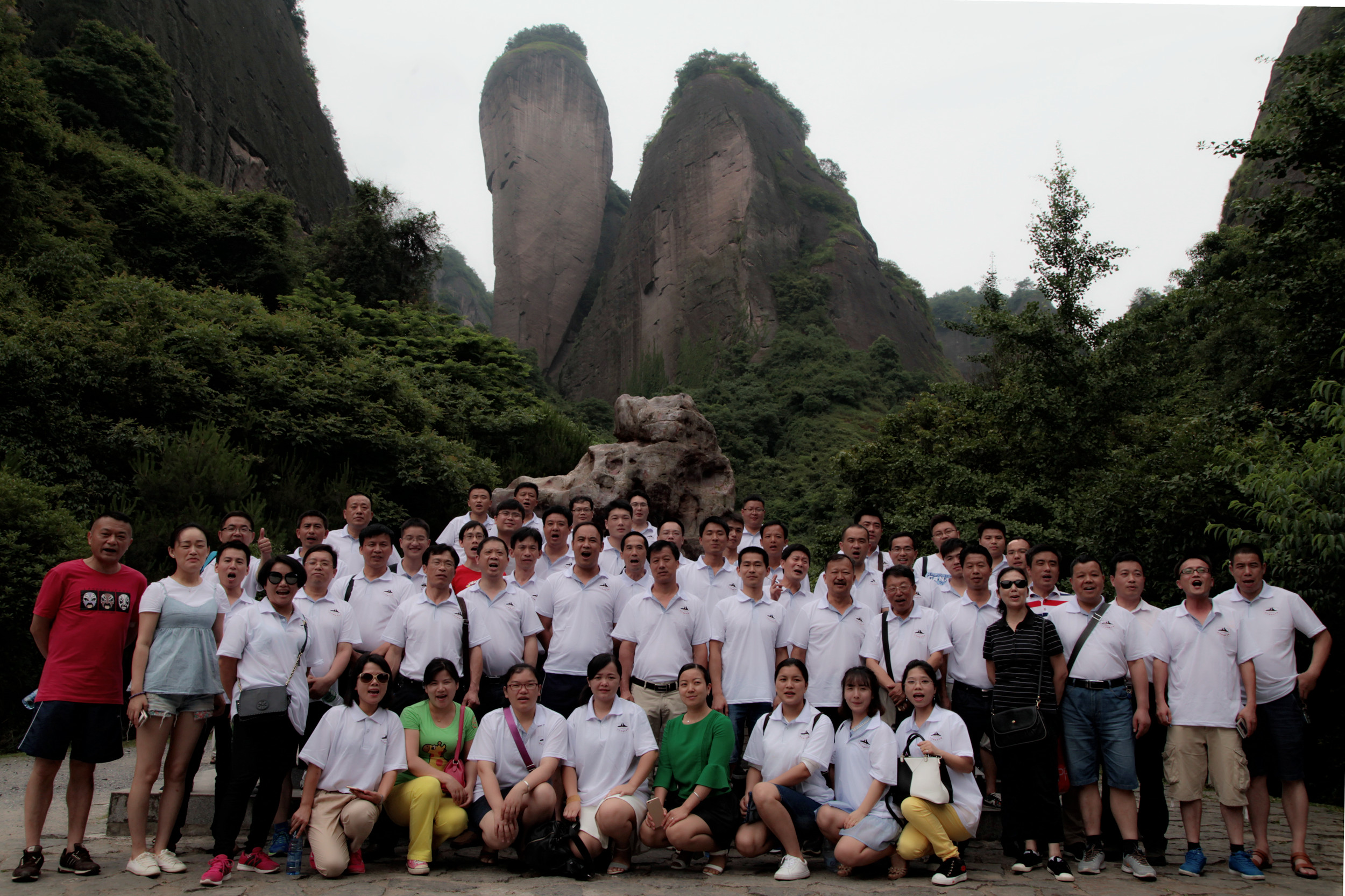 6月11日，全體與會人員游覽了崀山八角寨、辣椒峰景區(qū)