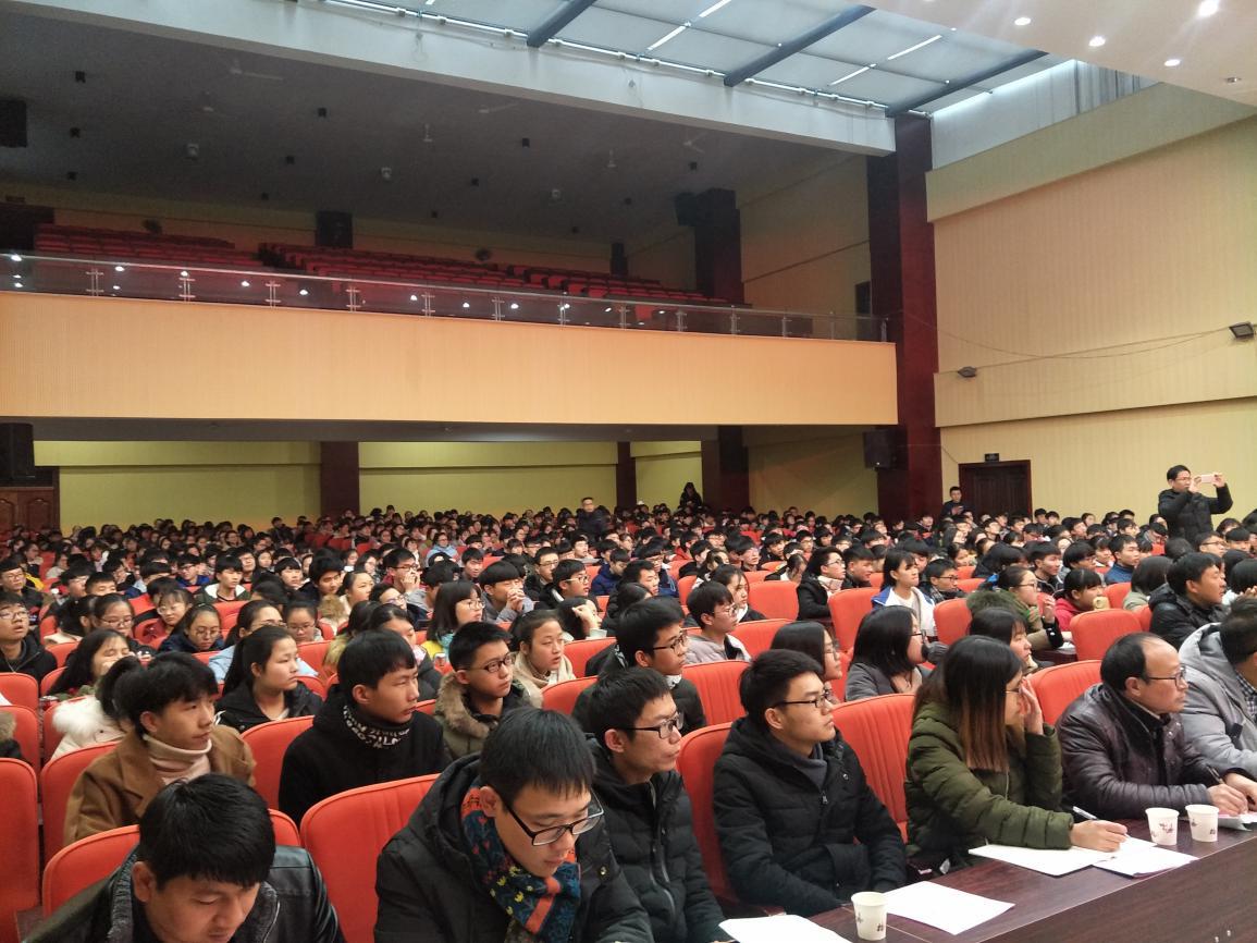 講座現場，老師和學生們認真聆聽專家的授課